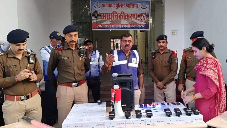 बॉडी वॉर्न कैमरा, शोल्डर ब्लिंकर लाइट, लाठी से लैस ग्वालियर पुलिस सड़कों पर, होली पर किया हुड़दंग तो सीधे जायेंगे हवालात