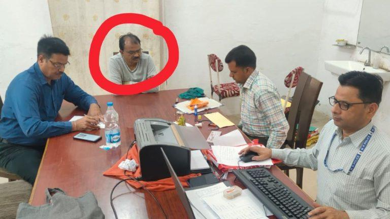 बीआरसी ने शिक्षक से ली रिश्वत, लोकायुक्त पुलिस ने रंगे हाथ पकड़ा, सब इंजीनियर को भी बनाया आरोपी