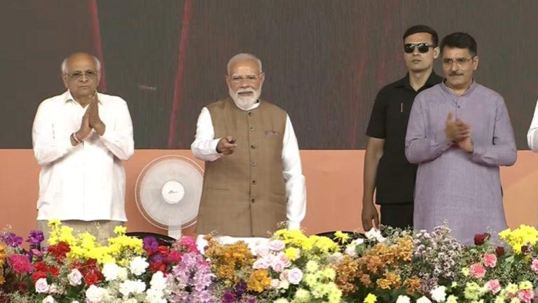 प्रधानमंत्री मोदी ने गुजरात को दी बड़ी सौगात, 20 हजार करोड़ रुपये की परियोजनाओं का किया शिलान्यास और उद्घाटन, कांग्रेस पर बोला हमला