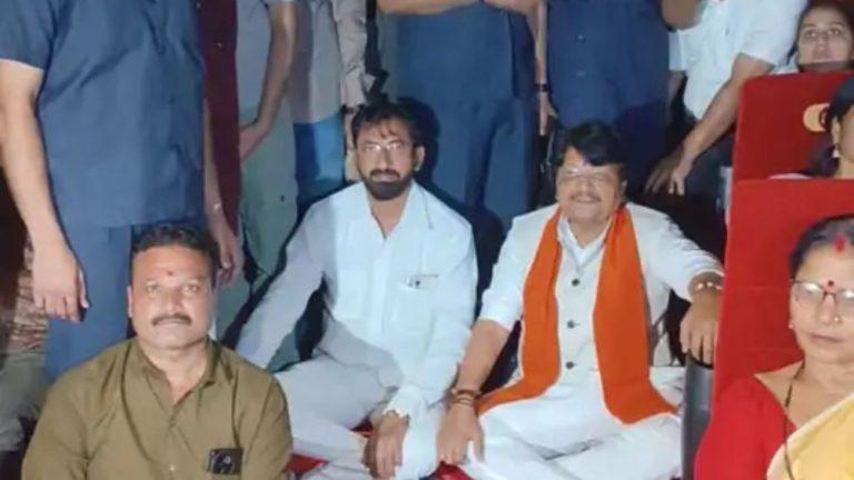 इंदौर में आज मंत्री कैलाश विजयवर्गीय 450 कार्यकर्ताओं संग ‘शतक’ देखने पहुंचे, सीटें फुल तो जमीन पर बैठे