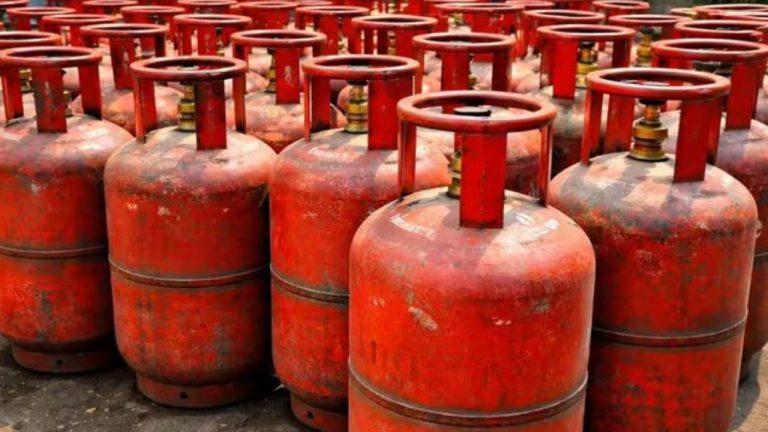 छत्तीसगढ़ में LPG सिलेंडर की किल्लत और कालाबाजारी के बीच प्रशासन का बड़ा एक्शन, रायपुर-बिलासपुर में 475 से ज्यादा सिलेंडर जब्त