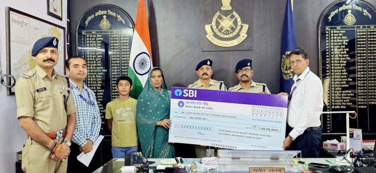 पुलिस सैलरी पैकेज योजना-बड़वानी और मुरैना में दिवंगत पुलिसकर्मियों के परिजनों को एक-एक करोड़ रुपए की सहायता