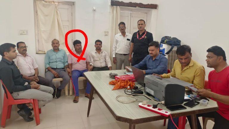 महिला क्लर्क ने रिटायर्ड कम्पाउण्डर से मांगी रिश्वत, पैसे लेने पति को भेजा, लोकायुक्त पुलिस ने रंगे हाथ पकड़ा