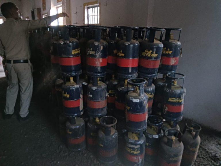 भोपाल में LPG गैस सिलेंडर की अवैध जमाखोरी और कालाबाजारी के खिलाफ प्रशासन का एक्शन, मारा छापा