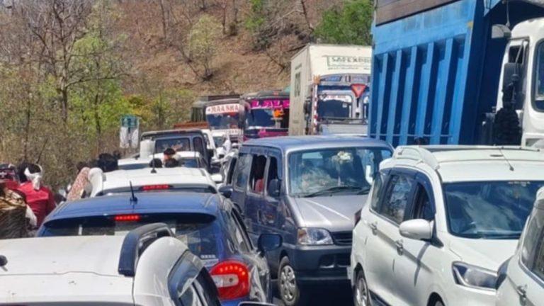 भेरूघाट में 10 घंटे थमी गाड़ियां! इंदौर-खंडवा रोड पर 8 किमी लंबा जाम, लोग बेहाल