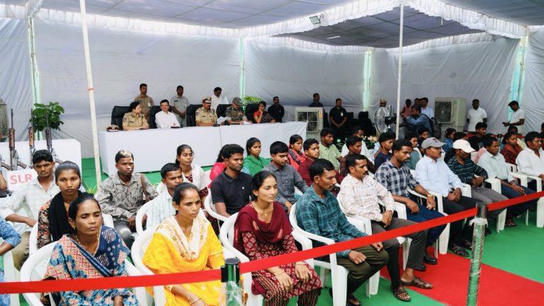 तेलंगाना पुलिस को मिली बड़ी सफलता, सोडी केशालू समेत 42 नक्सलियों ने किया आत्मसमर्पण, हथियार और 800 ग्राम सोना भी सौंपा