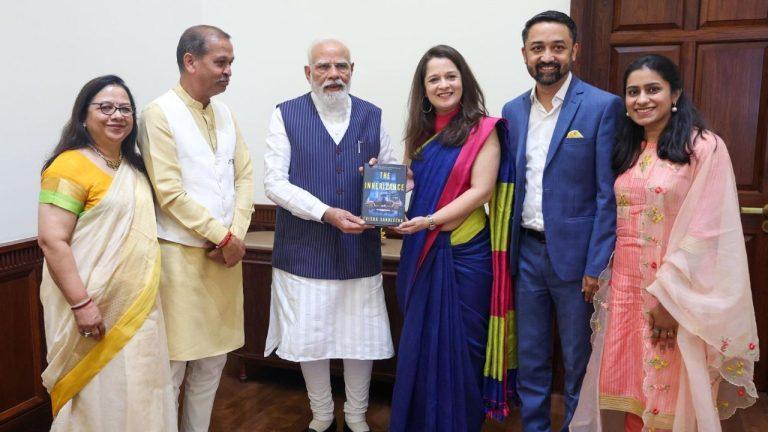 पीएम मोदी से सपरिवार मिले पूर्व मंत्री ओमप्रकाश सखलेचा, जावद में AI और जीरो बजट खेती के नवाचारों पर हुई चर्चा