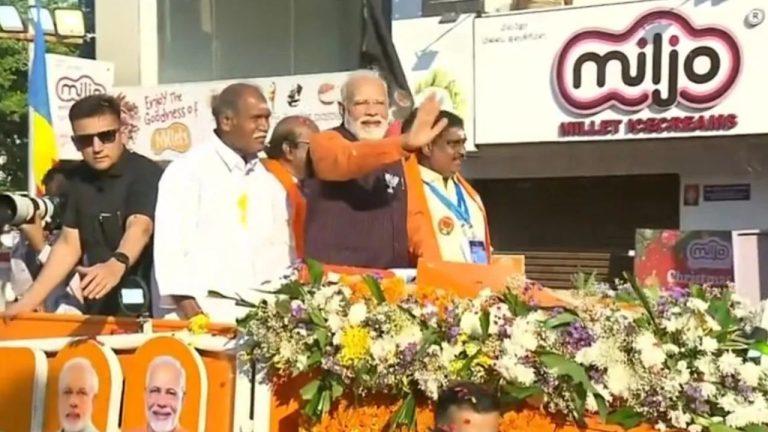 प्रधानमंत्री मोदी का पुडुचेरी में रोड शो, सड़कों पर उमड़े हजारों समर्थक, NDA के लिए मांगा समर्थन