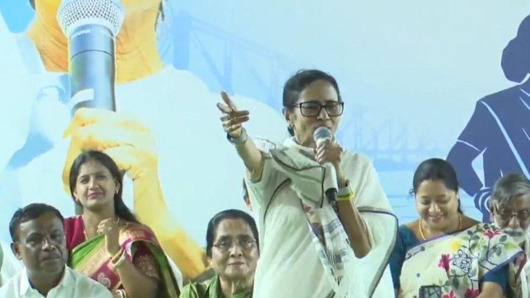 चुनाव के लिए ECI के नए आदेश पर सियासत, ममता बनर्जी ने बोला हमला, कहा- लोगों की रोजी-रोटी पर पड़ेगा असर