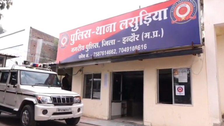 इंदौर में ऑनलाइन सट्टे पर बड़ा एक्शन: लेन-देन का हिसाब और मोबाइल फोन जब्त, कार के अंदर चल रहा था पूरा खेल