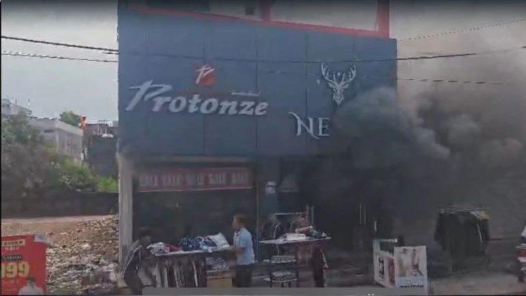 टीकमगढ़ में अचानक भड़की आग! शोरूम धू-धू कर जला, घर खाली कराने पड़े