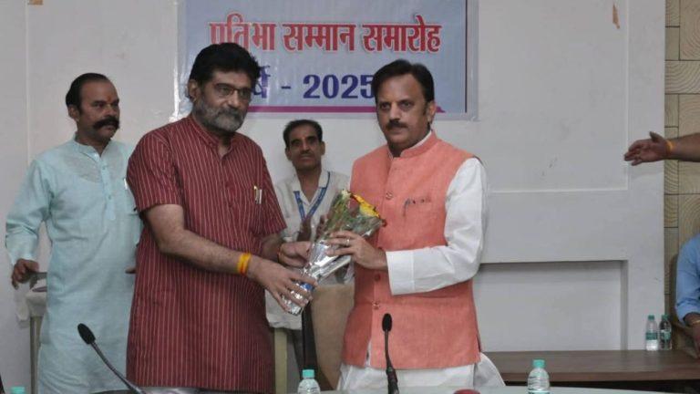 मंत्रालय सेवा संघ ने कर्मचारी, पत्रकार, प्रतिभाशाली बच्चों समेत 60 से ज्यादा लोगों को किया सम्मानित, उपमुख्यमंत्री राजेंद्र शुक्ल रहे मुख्य अतिथि