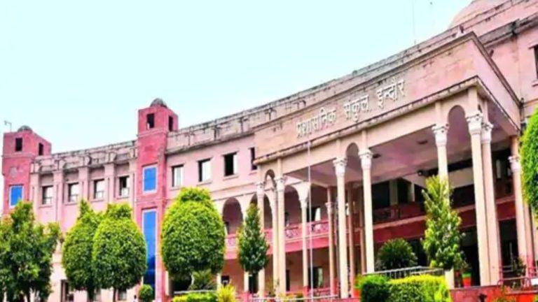 इंदौर के वर्ल्ड पीस स्कूल में कॉपी-किताब मोनोपोली पर FIR, अभिभावक की शिकायत पर डायरेक्टर और प्रिंसिपल पर कार्रवाई