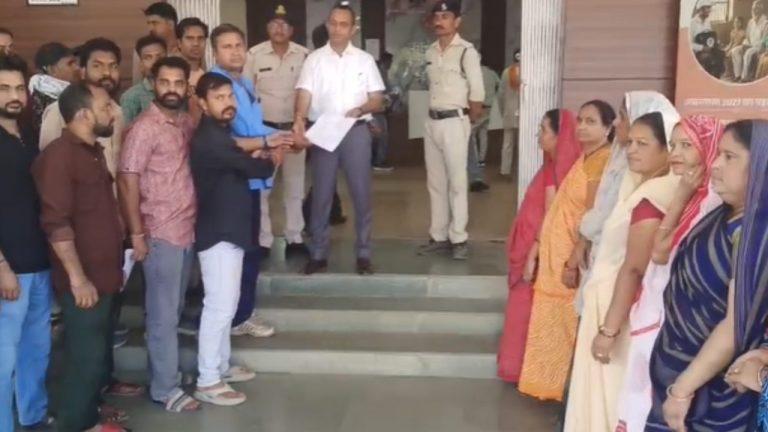 नीमच में आउटसोर्स कर्मचारियों का फूटा गुस्सा, वेतन-एरियर न मिलने पर कलेक्टर ऑफिस पहुंचकर सौंपा ज्ञापन, दी आंदोलन की चेतावनी