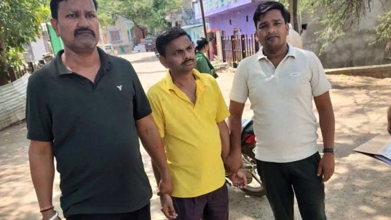 सहायक राजस्व निरीक्षक से क्लर्क ने ली रिश्वत, लोकायुक्त पुलिस ने रंगे हाथ पकड़ा, ये है पूरा मामला