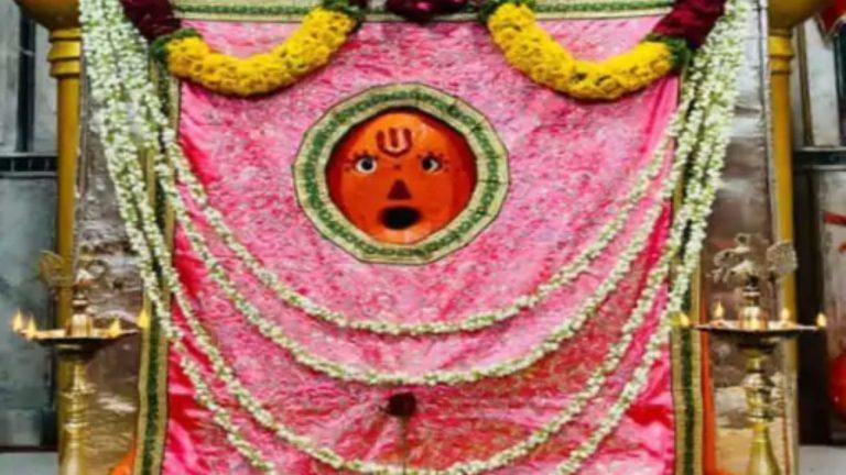 इंदौर के रणजीत हनुमान मंदिर में जन्मोत्सव की धूम, बाबा रणजीत केसरिया महल में दे रहे दर्शन, 70 हजार भक्तों के लिए भंडारे की तैयारी