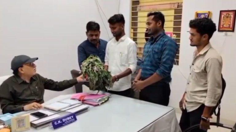 जबलपुर: रिटायरमेंट से पहले अधिकारी का अनोखा सम्मान, छात्रों ने दिए ‘बेशरम’ के फूल, “भविष्य में ऐसा अधिकारी न आए” भगवान से की प्रार्थना, जानें मामला