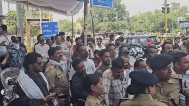 इंदौर के महूनाका चौराहे पर भाजपा नेता और पुलिस में हुआ विवाद, दो पुलिसकर्मी सस्पेंड, टीआई को भी हटाया गया