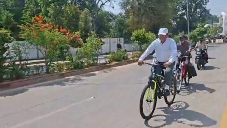 PM Modi की अपील का असर, साइकिल चलाकर कोर्ट पहुंचे MP हाईकोर्ट के जस्टिस, दिया ईंधन बचाने का संदेश