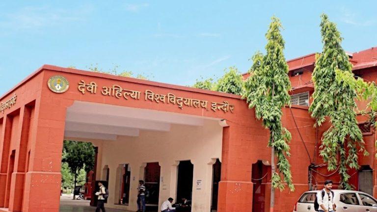 DAVV में परीक्षा के दौरान बवाल! छात्र ने HOD के सामने शिक्षक को पीटा, अब विभाग ने मांगी पुलिस सुरक्षा