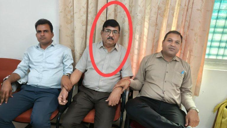 कार्य पूर्णता प्रमाण पत्र पर हस्ताक्षर करने इंजीनियर से मांगी 17 लाख रुपये रिश्वत, लोकायुक्त पुलिस ने डीपीसी को रंगे हाथ पकड़ा