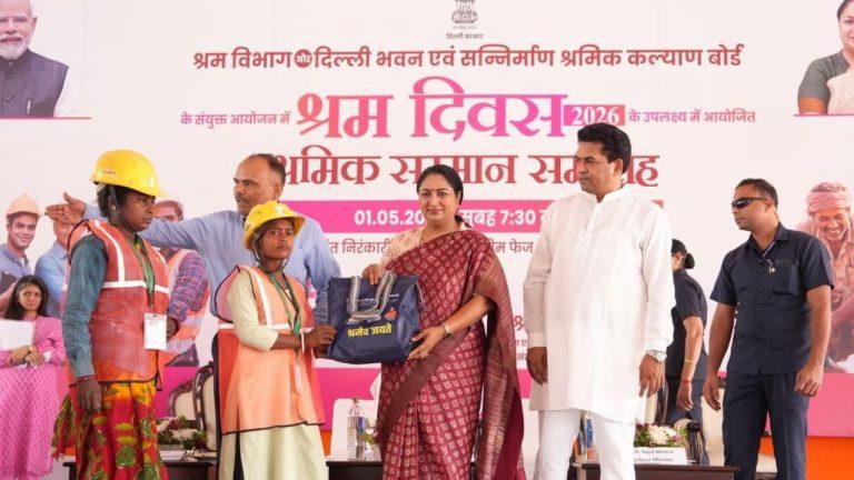 श्रमिक दिवस पर सीएम रेखा गुप्ता का बड़ा तोहफा, बांटी सुरक्षा और शिक्षा किट, किए बड़े ऐलान