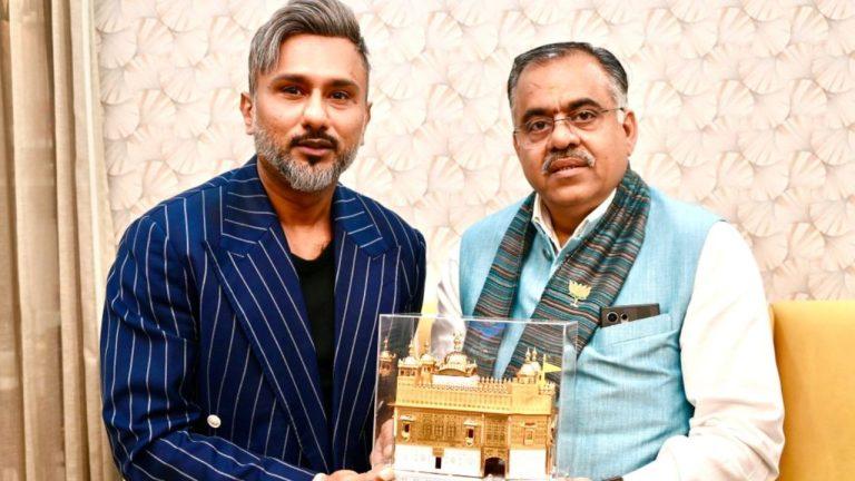 मशहूर रैपर यो यो हनी सिंह ने भाजपा नेता तरुण चुघ से की मुलाकात, पंजाब में नशा विरोधी मुहिम से जुड़ने का किया ऐलान
