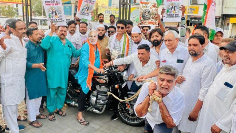 पेट्रोल-डीजल की बढ़ती कीमतों पर भोपाल में कांग्रेस का अनूठा प्रदर्शन, बाइकें रस्सी से खींचकर जताया विरोध