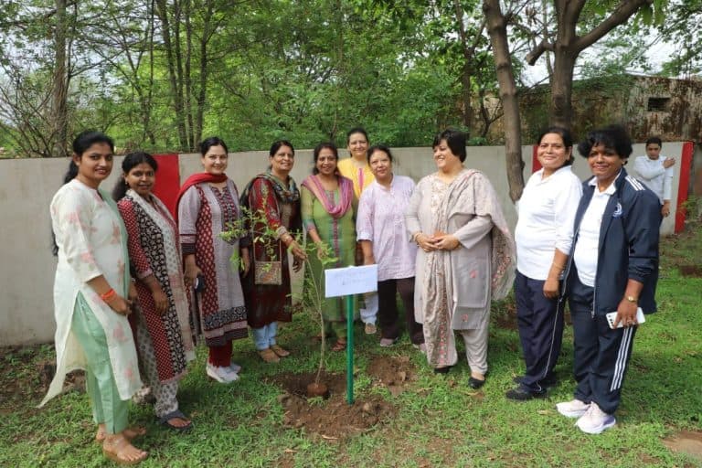 अंतर्राष्ट्रीय योग दिवस पर पुलिस परिवार ने किया सामूहिक योगाभ्यास, वृक्षारोपण कर दिया स्वस्थ एवं हरित भविष्य का संदेश
