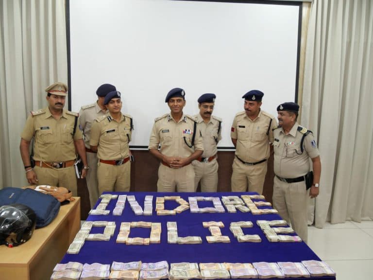 इंदौर पुलिस ने किया स्क्रैप व्यापारी के कर्मचारी से 29 लाख 65 हजार रुपए की लूट का खुलासा
