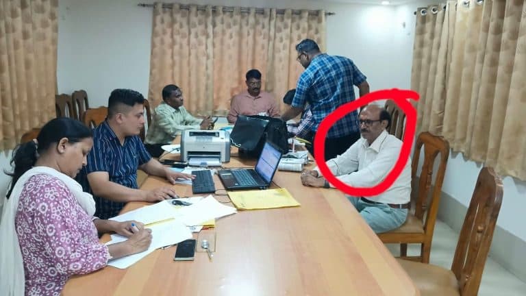 अपर कलेक्टर के रीडर ने फैसला पक्ष में कराने के लिए आवेदक से मांगी रिश्वत, लोकायुक्त पुलिस ने रंगे हाथ पकड़ा