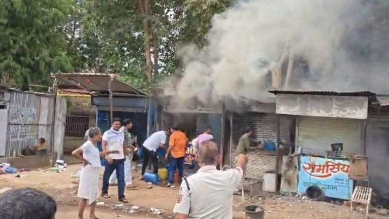 सिंगरौली में सिलेंडर फटा, चाय-समोसे की दुकान से शुरू हुई लपटें, छह दुकानें जलकर खाक, लाखों रुपए के नुकसान का अनुमान