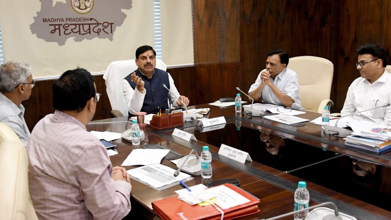 15 अगस्त पर विकास कार्यों का रिपोर्ट कार्ड पेश करेंगे प्रभारी मंत्री, विश्राम घाट पर ही मृत्यु पंजीयन की व्यवस्था, सीएम मोहन यादव ने दिए अहम निर्देश