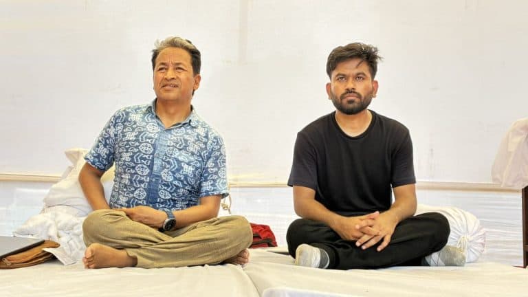 पेपर लीक के विरोध में सोनम वांगचुक का अनिश्चितकालीन भूख हड़ताल शुरू, शिक्षा मंत्री धर्मेंद्र प्रधान के इस्तीफे की मांग