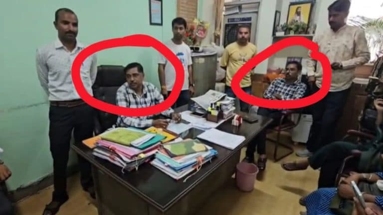 रिलीव होने वाले के कुछ देर पहले ही लोकायुक्त पुलिस ने आदिम जाति कल्याण विभाग के जिला संयोजक को रिश्वत लेते दबोचा, छात्रावास अधीक्षक भी गिरफ्तार