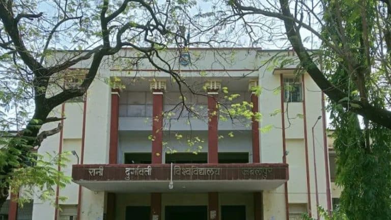 दीक्षांत समारोह से पहले रानी दुर्गावती विश्वविद्यालय का बड़ा फैसला, अब डिग्री पर “India” नहीं “भारत” लिखा जाएगा