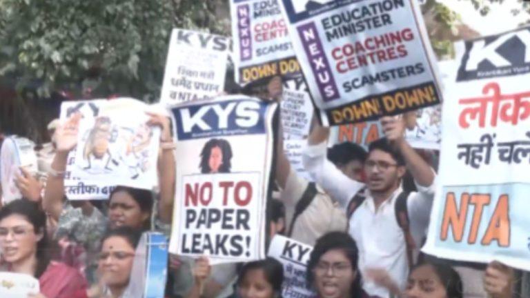 परीक्षा रद्द और तकनीकी गड़बड़ियों के खिलाफ KYS का विरोध प्रदर्शन, शिक्षा मंत्रालय के बाहर की नारेबाजी, NTA पर लगाए गंभीर आरोप