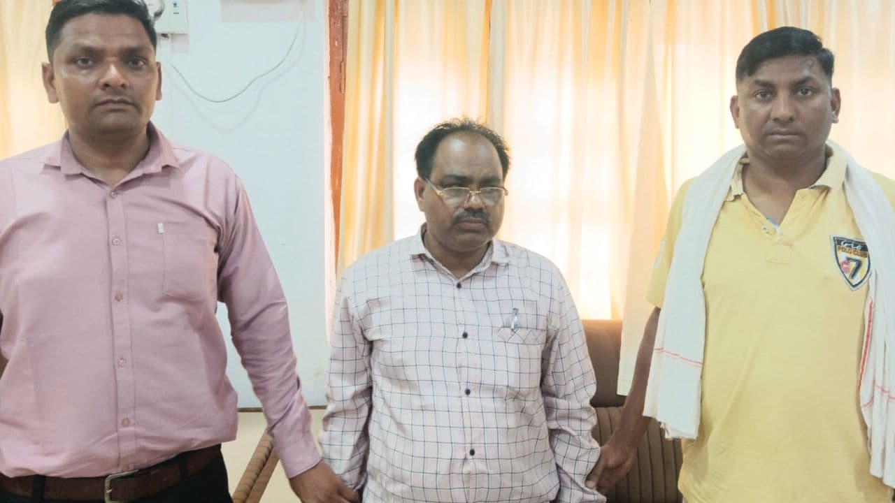 पक्ष में अभिमत देने के लिए जिला अभियोजन अधिकारी ने मांगी रिश्वत, लोकायुक्त पुलिस ने रंगे हाथ पकड़ा
