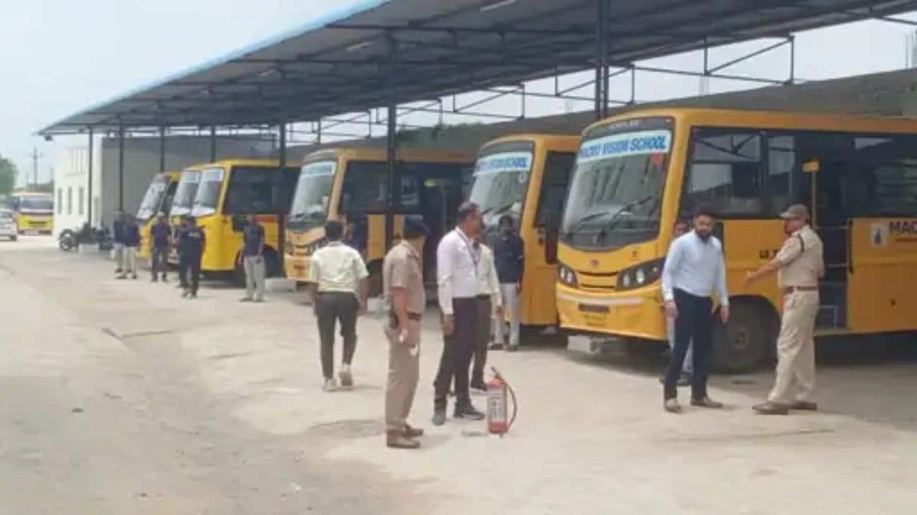 खंडवा में ट्रैफिक पुलिस ने की स्कूल बसों की जांच, फिटनेस से लेकर CCTV-GPS तक खंगाले, सुधार के दिए निर्देश