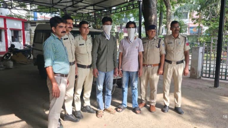 संतनगर चाकूबाजी मामले में पुलिस ने की बड़ी कार्रवाई, 2 आरोपियों को किया गिरफ्तार, व्यापारियों के अल्टीमेटम के बाद जांच में आई तेजी
