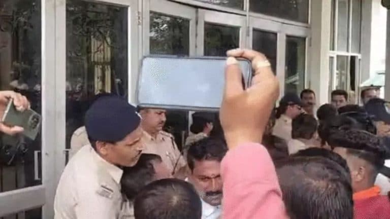 जबलपुर के सेंट एलॉयसियस स्कूल में धर्म परिवर्तन के आरोपों पर हुआ हंगामा, हिंदू संगठन के कार्यकर्ताओं ने खिड़कियों के कांच फोड़े