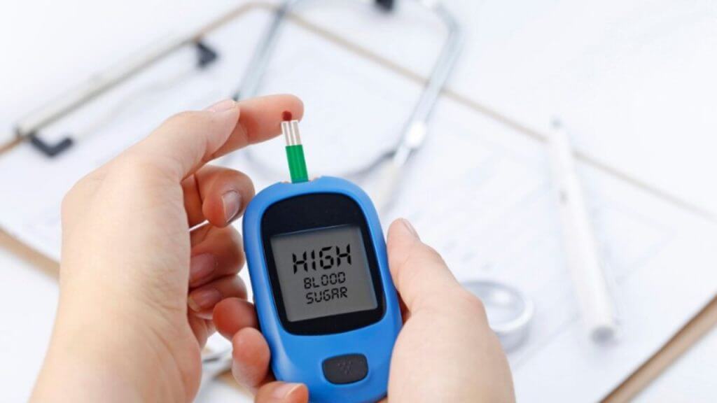 Diabetes Care: डायबिटीसच्या रुग्णांनी फॉलो करा ५ टिप्स, दिवसभर नियंत्रणात राहील शुगर