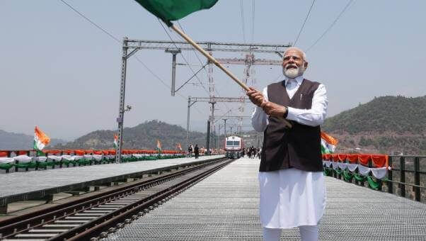 पंतप्रधान मोदींना किती भाऊ-बहिणी आहेत? कोण काय काम करते ते जाणून घ्या?