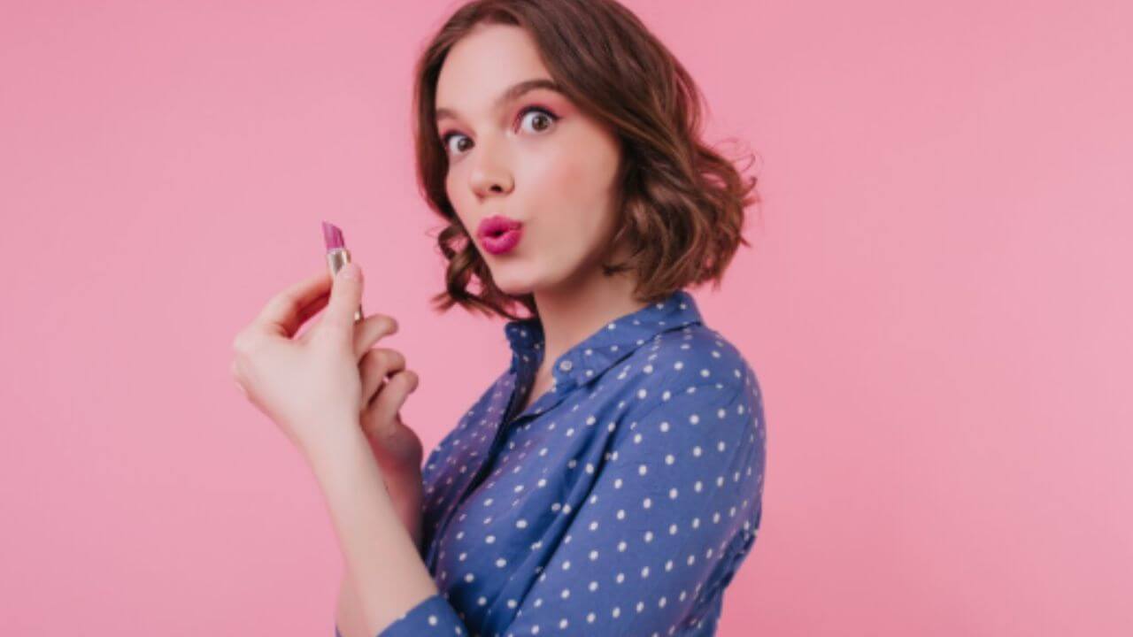 तुमच्याही ओठांवर लिपस्टिक जास्तवेळ टिकतच नाही? 'या' सोप्या ट्रिक्सने होईल मदत