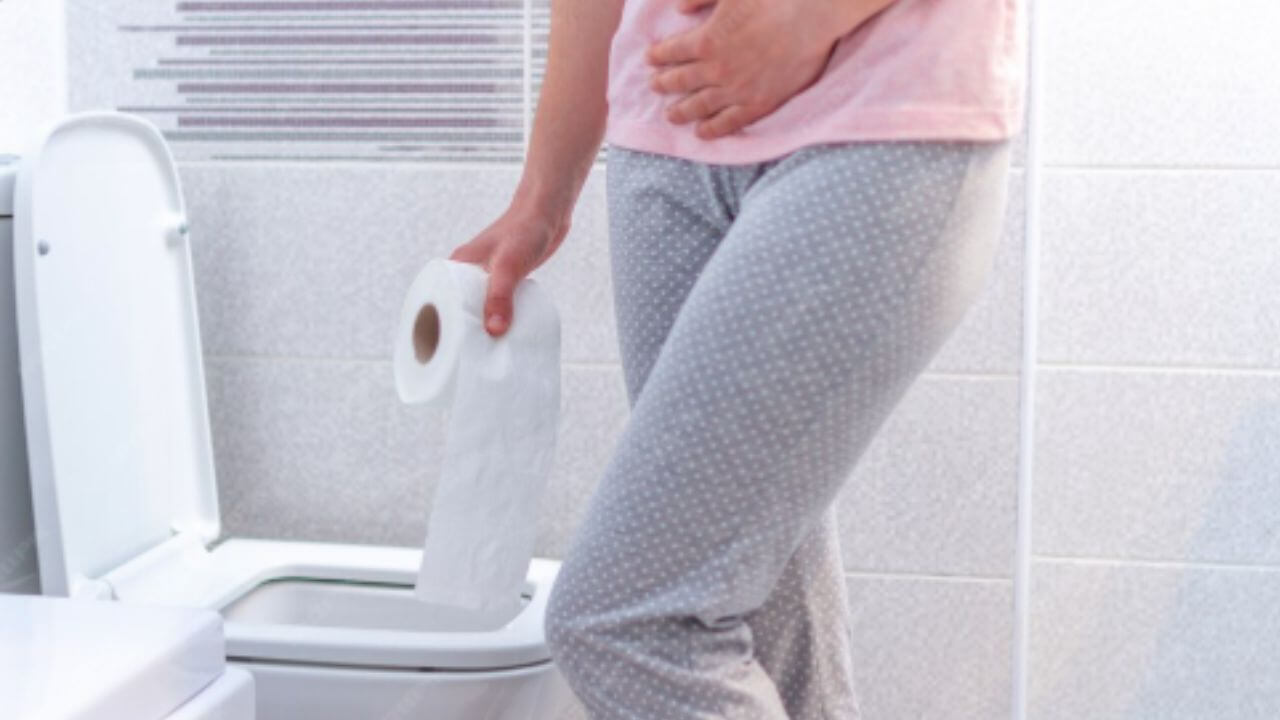 तुम्हीही टॉयलेट सीटवर १० मिनिटांपेक्षा जास्त वेळ बसता? जाणून घ्या गंभीर परिणाम