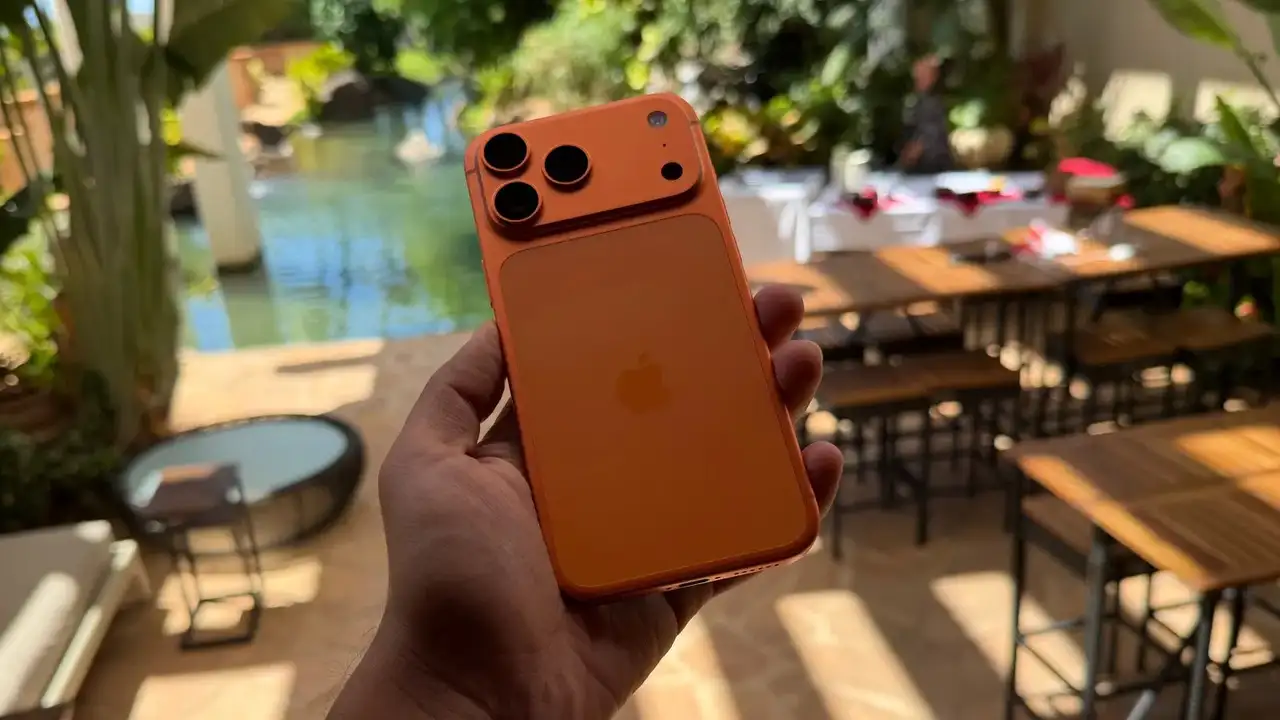 iPhone 17 Pro च्या या रंगासाठी लोकांमध्ये जबरदस्त क्रेझ! डीलर्स म्हणाले, खिसा रिकामा करावा लागेल