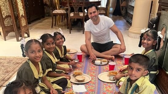 Varun Dhawan Kanya Pujan : नवरात्रीत वरुण धवनने केले कन्यापूजन, Photo व्हायरल