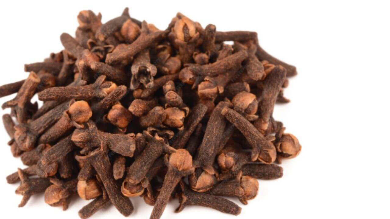 दातदुखीपासून ते सांधेदुखीपर्यंत उपयुक्त आहे लवंग, रिकाम्या पोटी खाण्याचे आहेत फायदेच-फायदे