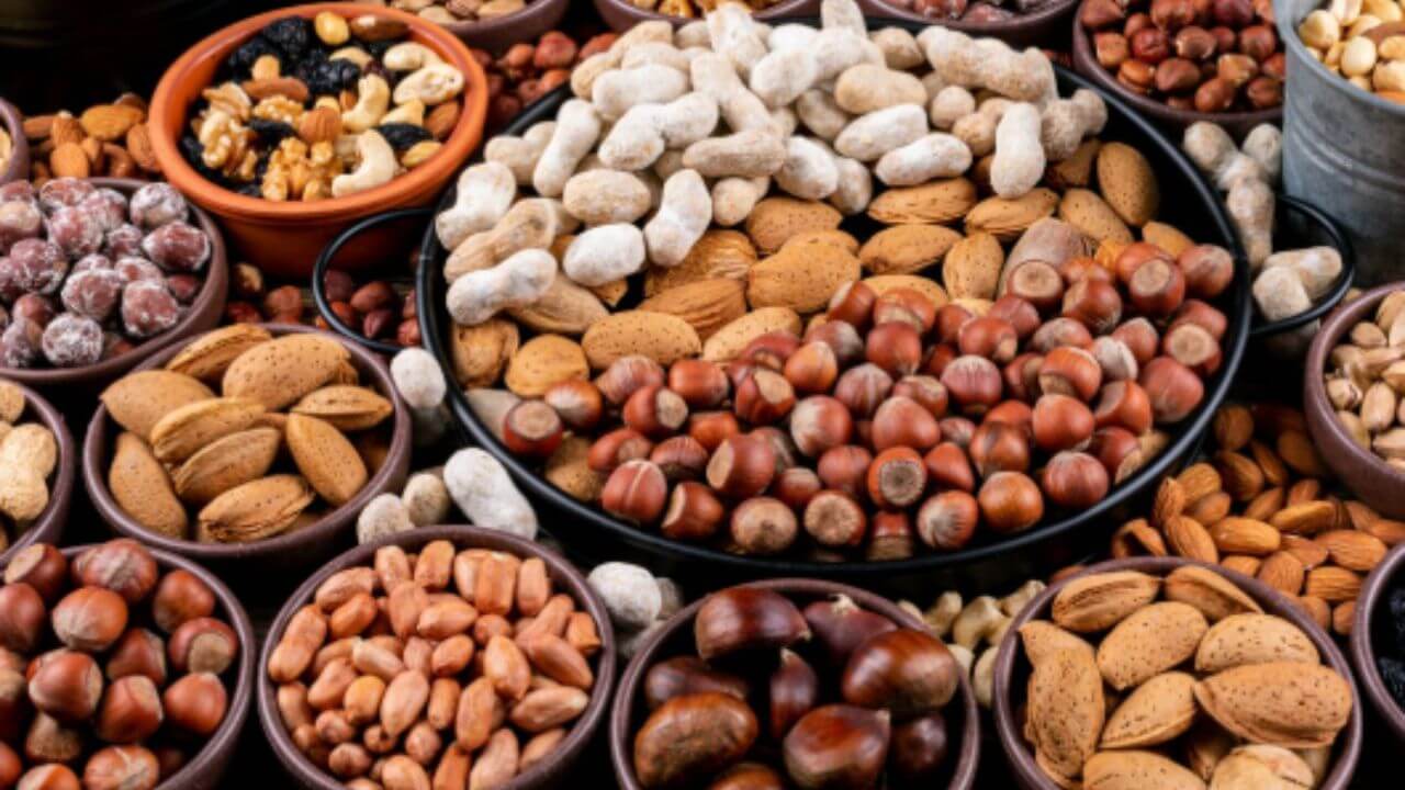 दिवसभरात सतत थकवा जाणवतो? मग 'हे' ड्रायफ्रूट्स लगेच देतील एनर्जी