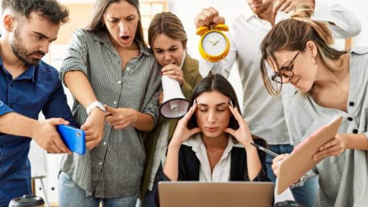 कॉर्पोरेटमध्ये काम करताना टॉक्सिक वातावरणामुळे हैराण? 'हे' 5 उपाय तुम्हाला पॉझिटीव्ह बनवतील!